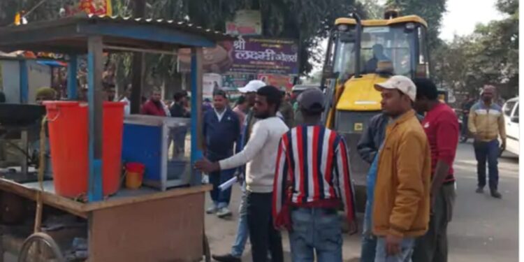 जिला प्रशासन ने चलाया अतिक्रमण हटाओ अभियानः चांदनी चौक से वर्मा सेल तक अतिक्रमण मुक्त किया, फुटकर दुकानदारों पर कार्रवाई