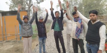 सड़क निर्माण में अनियमितता का आरोप लगाते हुए ग्रामीणों का प्रदर्शन