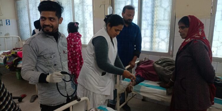 युवक कीटनाशक दवाई का किया सेवन, सदर अस्पताल में भर्ती