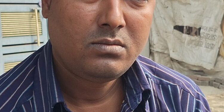 रास्ता विवाद को लेकर दूसरे पक्षों पर दीवाल तोड़ने की धमकी देने व अज्ञात पर गोली चलाने का आरोप।