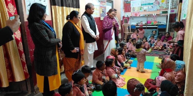 केंद्रीय राज्य मंत्री, महिला एवं बाल विकास मंत्रालय एवं आयुष ने आंगनवाड़ी केंद्रों का किया दौरा
