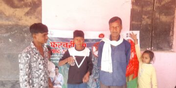 खुद दवा खाकर लोगों को सर्वजन दवा सेवन करने के लिए जागरूक कर रहे फाइलेरिया से प्रभावित कपिलदेव सहनी