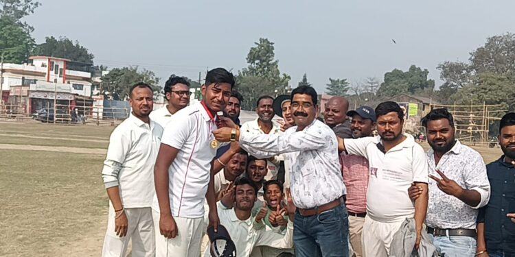 ड्रीम 11 धरमगंज और राजहंस क्लब रोल बाग सेमीफाइनल में।