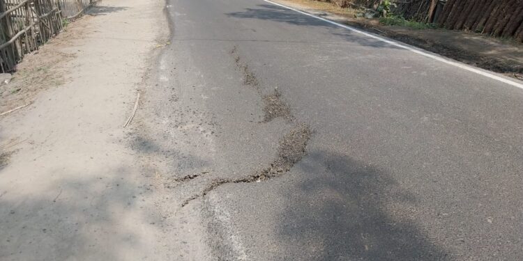 बनते ही टूटने लगी सुकेला सैफगंज सड़क, गुणवत्ता पर उठे सवाल