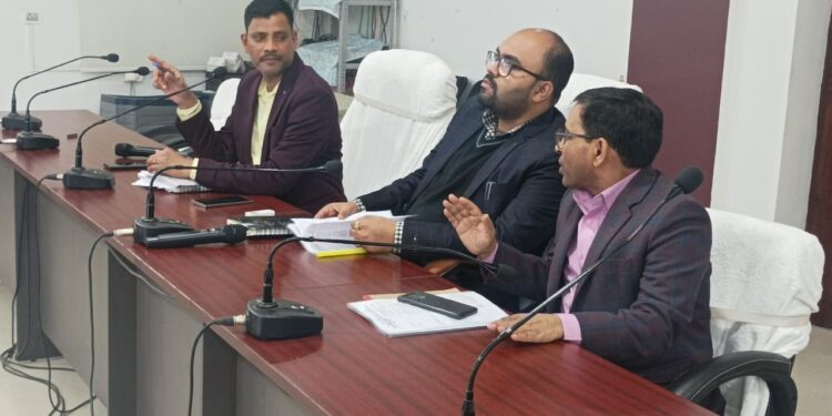 किशनगंज -मैट्रिक परीक्षा : कदाचार मुक्त एवं शांतिपूर्ण संचालन को लेकर केंद्राधीक्षक- प्रतिनियुक्त मजिस्ट्रेट को डीएम ने किया संबोधित