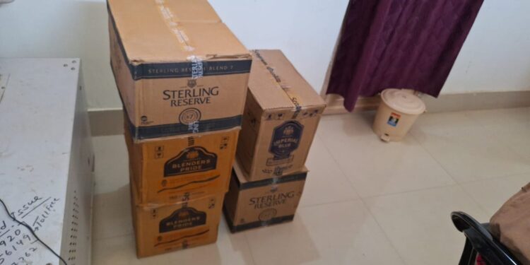 रानीगंज पुलिस ने मुख्यालय स्थित बंगाली टोला से पाँच कार्टून बिदेशी शराब किया बरामद दो व्यक्ति गिरफ्तार।