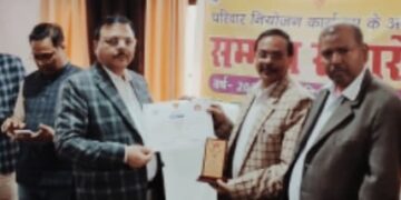 सुल्तानपुर- परिवार नियोजन: मुख्य चिकित्साधिकारी ने उत्कृष्ठ कार्य करने वाले डाक्टर्स व स्वास्थ कर्मियों को दिये प्रशस्तिपत्र