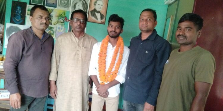 कटिहार – बैचलर्स इन फाइन आर्ट के प्रतियोगिता में कटिहार, बिहार निवासी एकलव्य ने मारी बाजी, राष्ट्र स्तरीय परीक्षा में मिला दूसरा स्थान