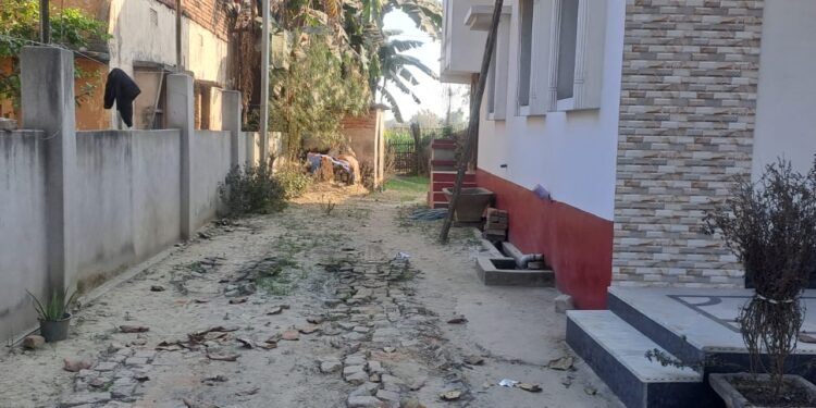 बथनाहा – दरवाजे पर खड़ी ट्रैक्टर व ट्रॉली उड़ा ले गए चोर