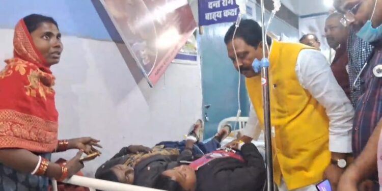 अररिया – उमवि जितवारपुर के बच्चे मध्यान्ह भोजन खाने के बाद उल्टी व दस्त से हुआ प्रभावित