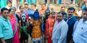 आदर्श मध्य विद्यालय गीतवास में बच्चों ने महाशिवरात्रि को लेकर निकली झांकी।