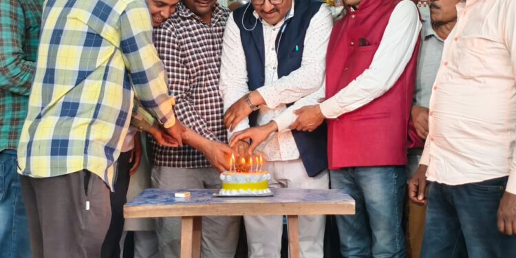 जदयू के कार्यकर्ताओं ने नीतीश कुमार के 73वें जन्मदिवस केक काटकर मनाया