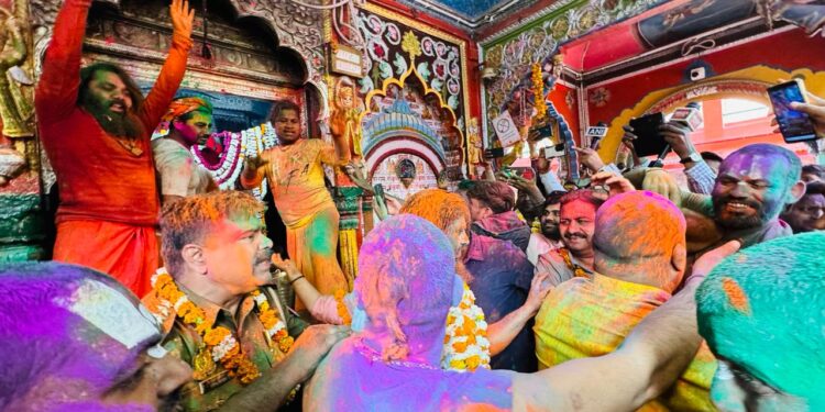 रंगभरी एकादशी – अयोध्या: धाम में साधु-संतों , नागाओं ने जमकर खेली होली