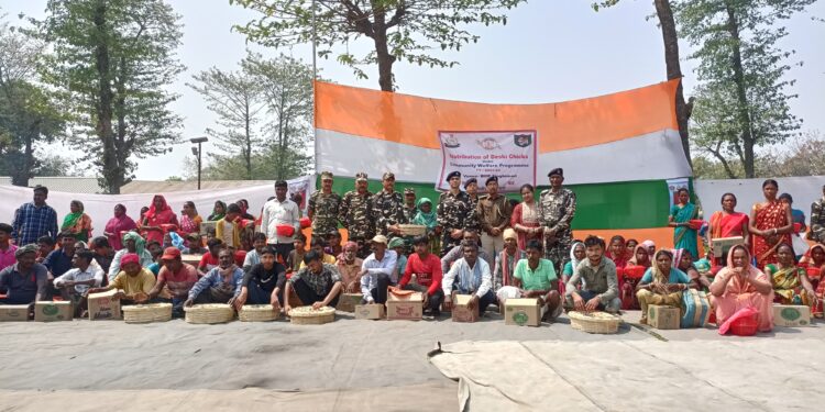 एसएसबी 12 वीं वाहिनी द्वारा सीमावर्ती ग्रामीणों को देशी मुर्गी के बच्चे बाटें गए