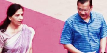 दिल्ली के मुख्यमंत्री अरविंद केजरीवाल की गिरफ़्तारी पर उनकी पत्नी सुनीता केजरीवाल ने ट्वीट कर प्रतिक्रिया दीं