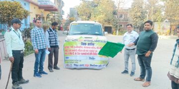 रेफरल प्रभारी ने हरी झंड़ी दिखाकर एचआईवी एड्स जागरूकता रथ को किया रवाना.