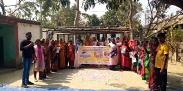 दवा खाने से मना करने वालों को समझा कर खिलाई दवा