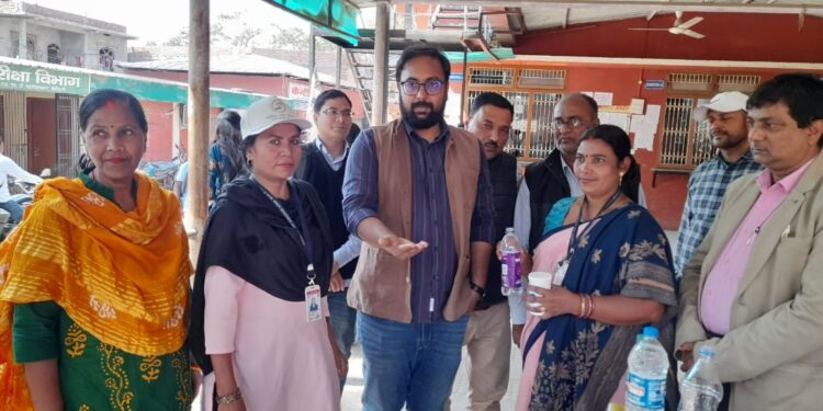 एलएनडी कॉलेज के छात्र छात्राओं को खिलाई गईं सर्वजन दवा