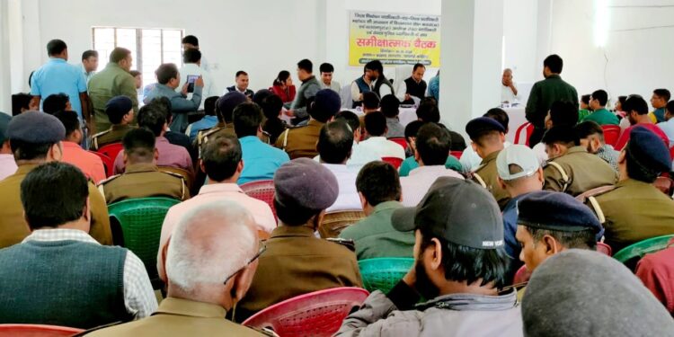 समीक्षात्मक बैठक में लोकसभा चुनाव की तैयारी समय पर करने का जिला पदाधिकारी ने दिया निर्देश।