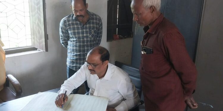 बीडीओ ने किया विद्यालय का औचक निरीक्षण