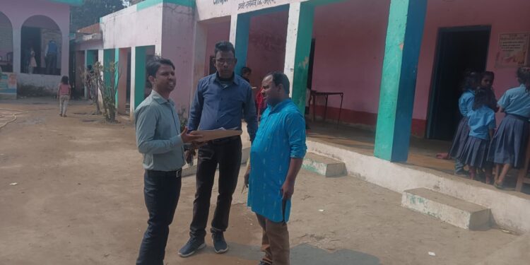 प्रशिक्षु बीडीओ ने बूथों का किया भौतिक सत्यापन.