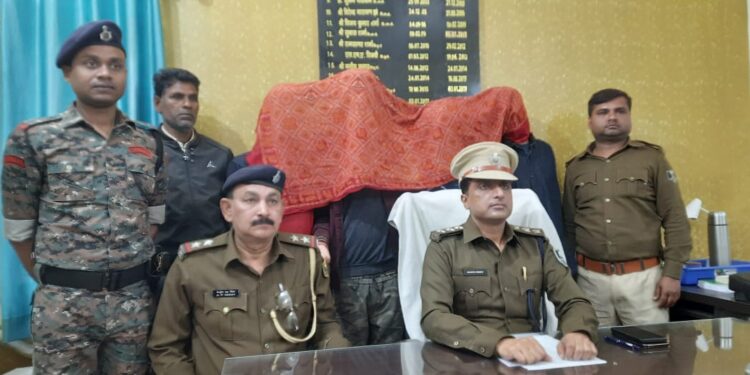 बड़ी वाहन के तेल टँकी से तेल चोरी करने वाले अंतरजिला के तीन अभियुक्त गिरफ्तार