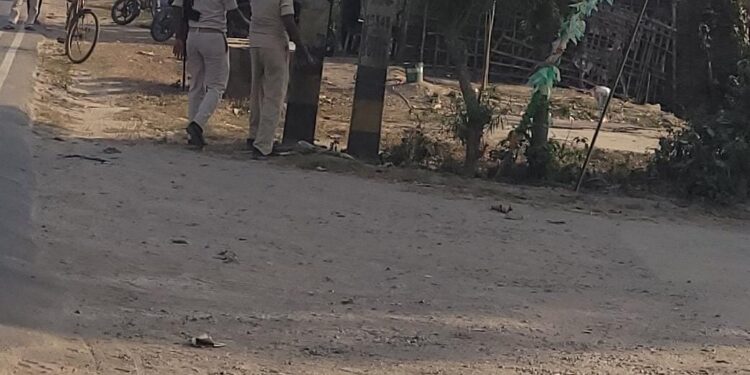 लोकसभा चुनाव के मद्देनजर लगे आचार संहिता से राजनीतिक दल के प्रतिनिधियों के बैनर उतारने उतरी रानीगंज पुलिस