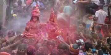 वाराणसी-रंगभरी एकादशी पर काशी में रजत पालकी में निकली मां गौरा और महादेव की भव्य शोभा यात्रा