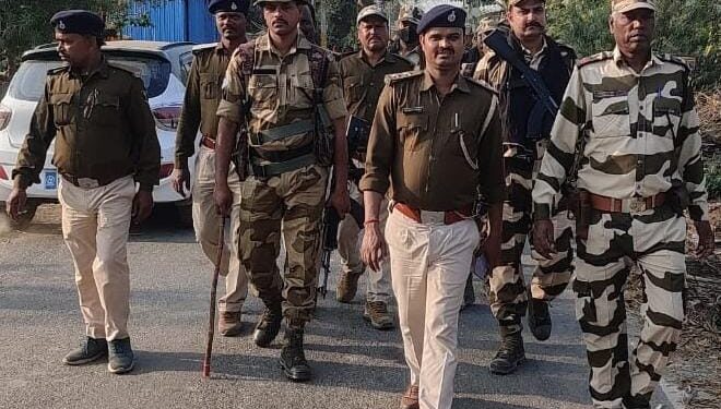 लोकसभा चुनाव में भयमुक्त होकर मतदान करने के लिए बौसी थाना क्षेत्र में निकाला फ्लैग मार्च लोगों को किया जागरूक ।