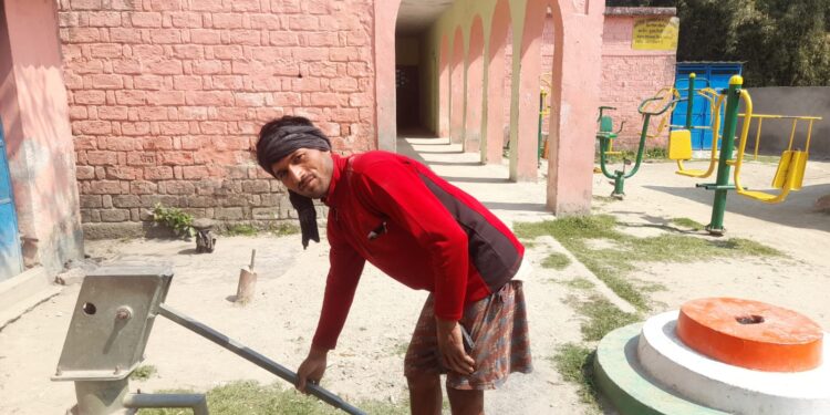 विद्यालय में पीएचईडी विभाग के द्वारा लगाए चापाकल वर्षो से खराब 