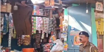 किराना दुकान में टीन के सेड काटकर चोरी: 15 लाख का सामान ले गए चोर, सीसीटीवी में हुए कैद
