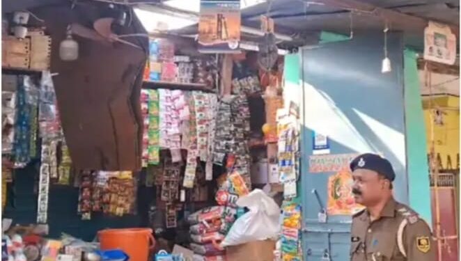 किराना दुकान में टीन के सेड काटकर चोरी: 15 लाख का सामान ले गए चोर, सीसीटीवी में हुए कैद