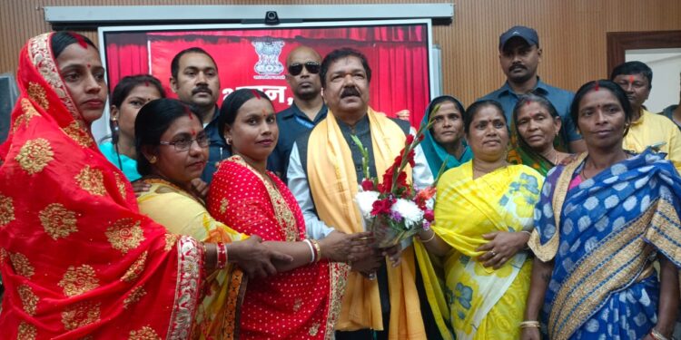 किशनगंज – कर्म भूमि पर डॉ.दिलीप जायसवाल का हुआ गाजे-बाजे से भव्य स्वागत- बधाइयां देने वालों का लगा रहा तांता