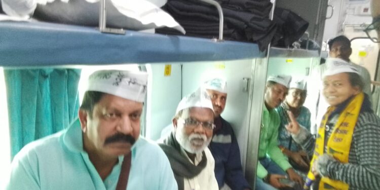 अररिया – दिल्ली महारैली में भाग लेने के लिए अररिया से आम आदमी पार्टी के सैंकड़ों कार्यकर्ता रवाना