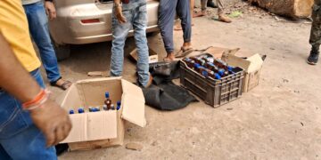 अररिया – जब्त कार से विदेशी शराब बरामद,फोटो लेने पर भड़के थानाध्यक्ष