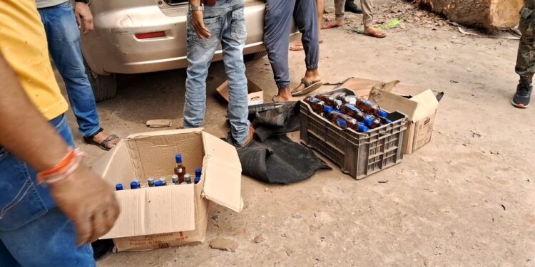 अररिया – जब्त कार से विदेशी शराब बरामद,फोटो लेने पर भड़के थानाध्यक्ष