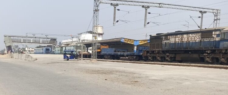 अररिया आरएस प्लेटफार्म नंबर दो पर सुविधा के नाम पर कुछ नहीं