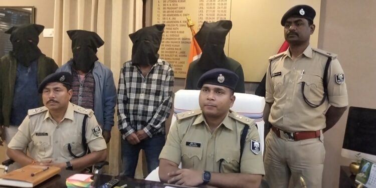 अररिया – पलासी पुलिस की बड़ी कार्रवाई, 30 लाख 60 हजार रूपया का 308 ग्राम स्मैक एवं 53,700/- रूपया कैश जप्त