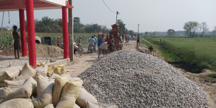 बिलेनिया नदी पर जहद घाट के पुर्वी बांध पर बन रहे सड़क में अनियमितता का आरोप