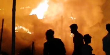 रहमानपुर में खाना बनाने के क्रम में आग लगने से सात परिवार के दो दर्जन घर जले।