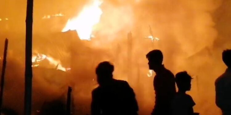 रहमानपुर में खाना बनाने के क्रम में आग लगने से सात परिवार के दो दर्जन घर जले।