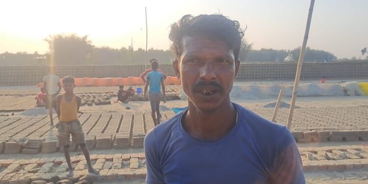 ईटा भट्ठा में करवाया जा रहा है बाल मजदूरी,।