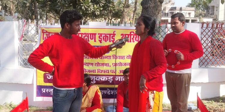 नुक्कड़ नाटक के माध्यम से बाल विवाह के खिलाफ लोगों को किया जागरूक