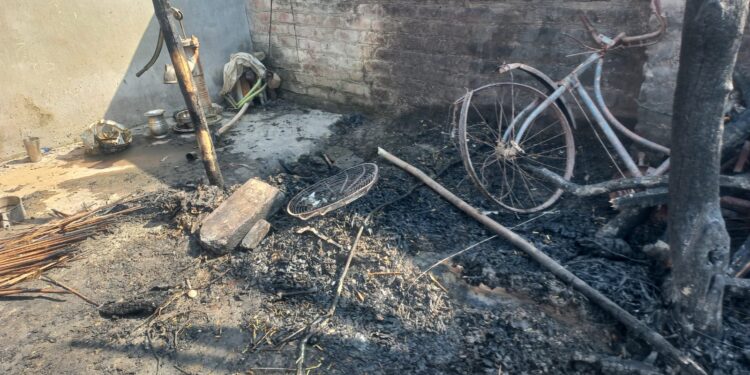 अगलगी में तीन घर जलकर राख, पांच लाख की संपत्ति राख
