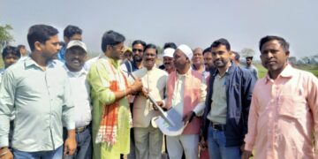 किशनगंज -मुख्य पार्षद एवं वार्ड पार्षद एवं सामाजिक कार्यकर्ता: रमजान नदी को अतिक्रमण मुक्त कराने का भगीरथ प्रयास का हुआ शुभारंभ