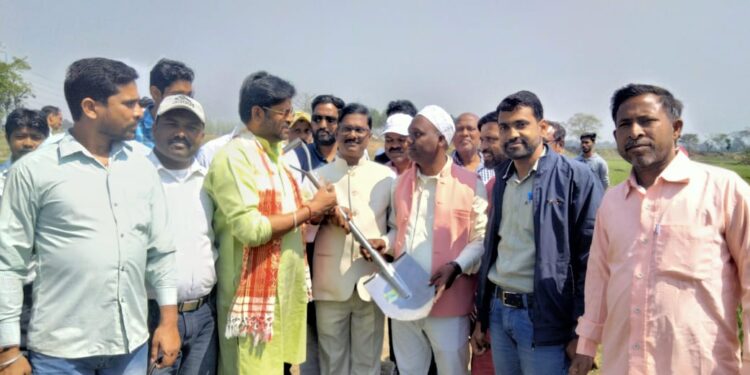 किशनगंज -मुख्य पार्षद एवं वार्ड पार्षद एवं सामाजिक कार्यकर्ता: रमजान नदी को अतिक्रमण मुक्त कराने का भगीरथ प्रयास का हुआ शुभारंभ