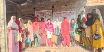 आंगनबाड़ी केंद्र पर टी एच आर का वितरण