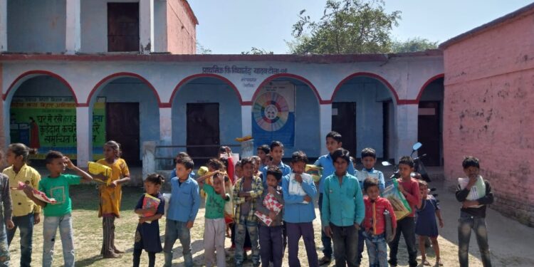 गुरुजी की मनमानी अपने समय से आते है विद्यालय