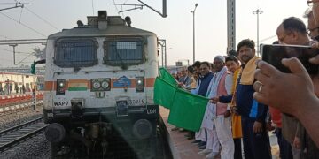 किशनगंज:तिनसुकिया अमृतसर एक्सप्रेस ट्रेन के ठहराव को लेकर स्टेशन पर कार्यक्रम हुआ आयोजन