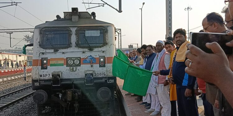 किशनगंज:तिनसुकिया अमृतसर एक्सप्रेस ट्रेन के ठहराव को लेकर स्टेशन पर कार्यक्रम हुआ आयोजन